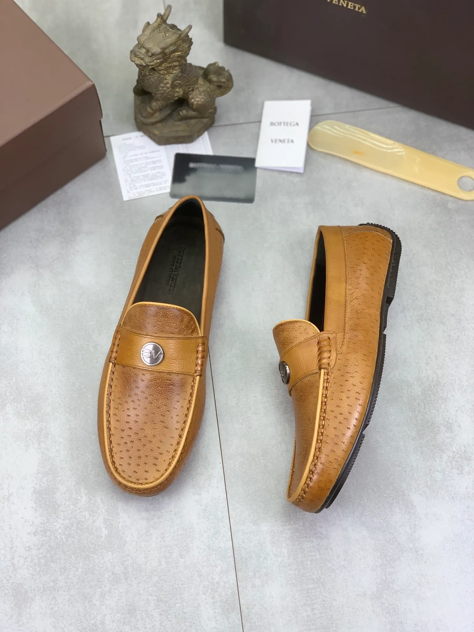 Men's shoes 💰P420 [New model] Water-dyed Niuli 💰High-quality business beanie shoes 💎💎💎 BOTTEGA VENETA official website synchronizes the latest top version of BV in the market, accepts material comparison, shoe type comparison, process comparison, practical and texture, versatile, suitable for any occasion, the more you look at it, the more it tastes. Pure hand-woven craftsmanship - Upper material, hand-woven calfskin imported from Italy 🇮🇹 - High-quality water-dyed cowhide lining - Original private model customized outsole -Size: 39-44 (38 45 can be customized) Color: black or brown optional